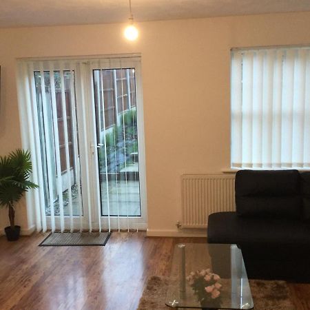 Quiet Residential Area Within Easy Reach Of Town Apartment Manchester Ngoại thất bức ảnh